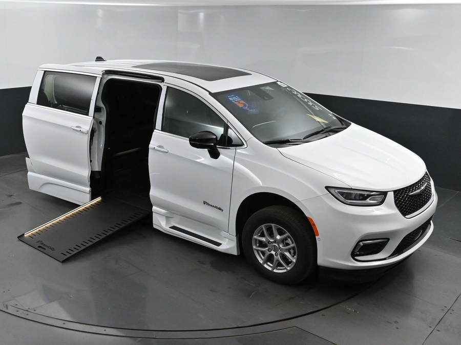 New 2025 Chrysler Pacifica SELECT PLUS - BraunAbility Side Entry Entry In Floor Automatic Ramp