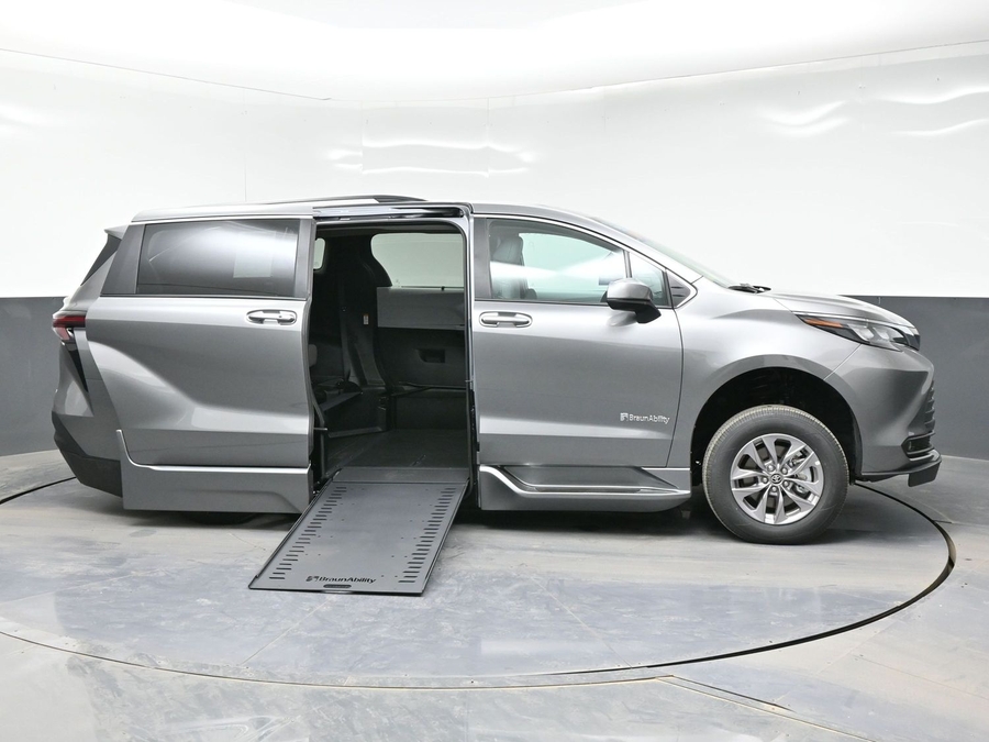 Grey Toyota Sienna image number 7