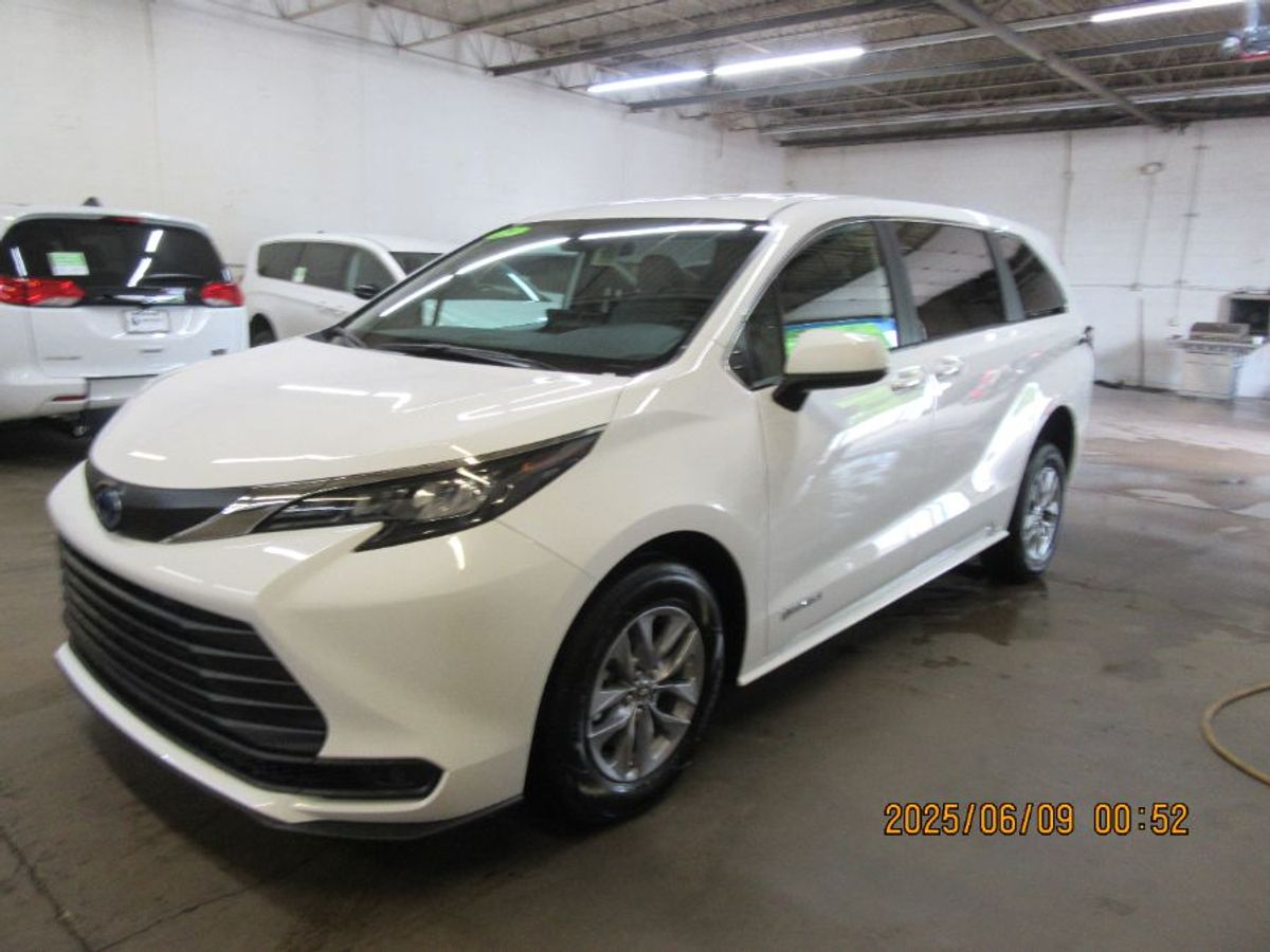 White Toyota Sienna image number 11