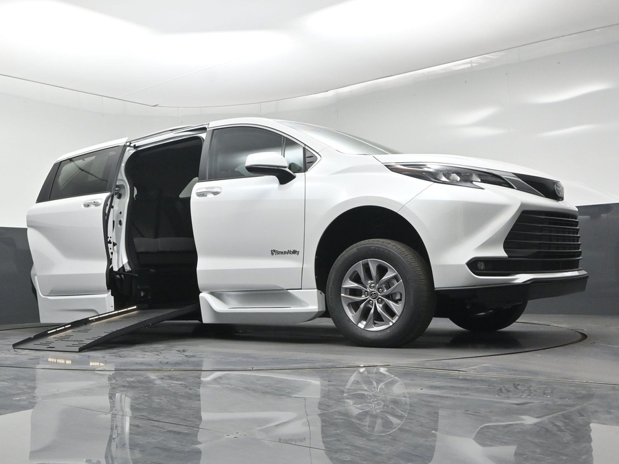 New 2026 Toyota Sienna Hybrid XLE Base - BraunAbility Side Entry Fold Out Automatic Ramp