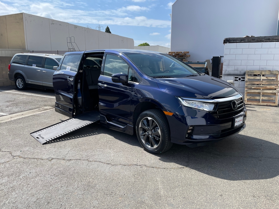 Used 2022 Honda Odyssey Elite - BraunAbility Side Entry Entry In Floor Automatic Ramp