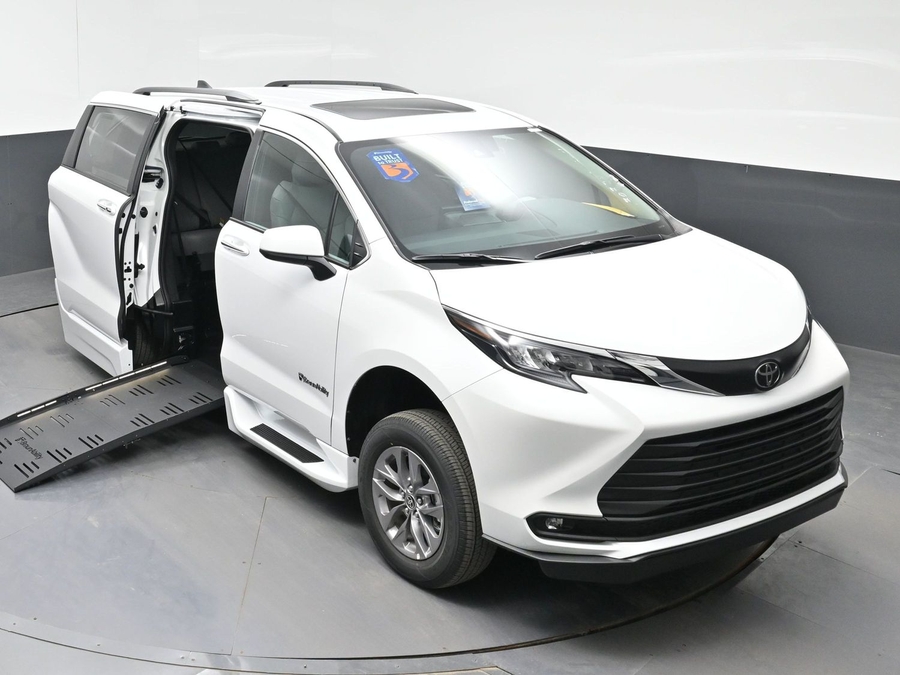 White Toyota Sienna image number 19