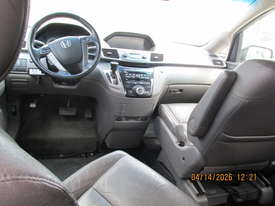 Brown Honda Odyssey image number 14