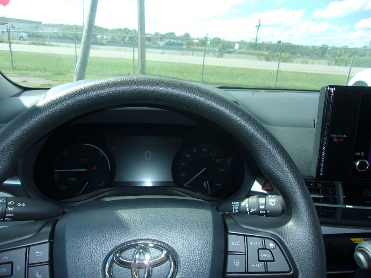 2025 Toyota Sienna XLE's photo