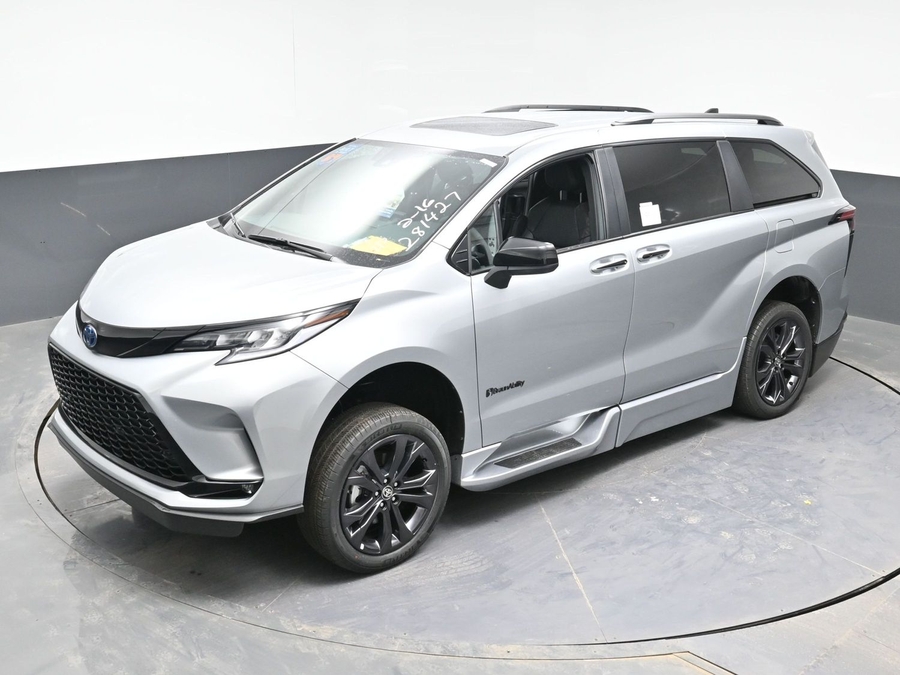 Silver Toyota Sienna image number 9