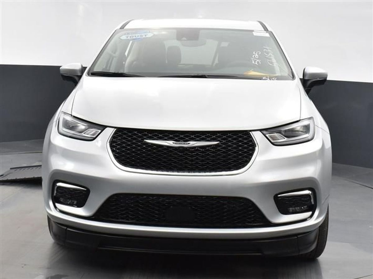 Silver Chrysler Pacifica image number 2