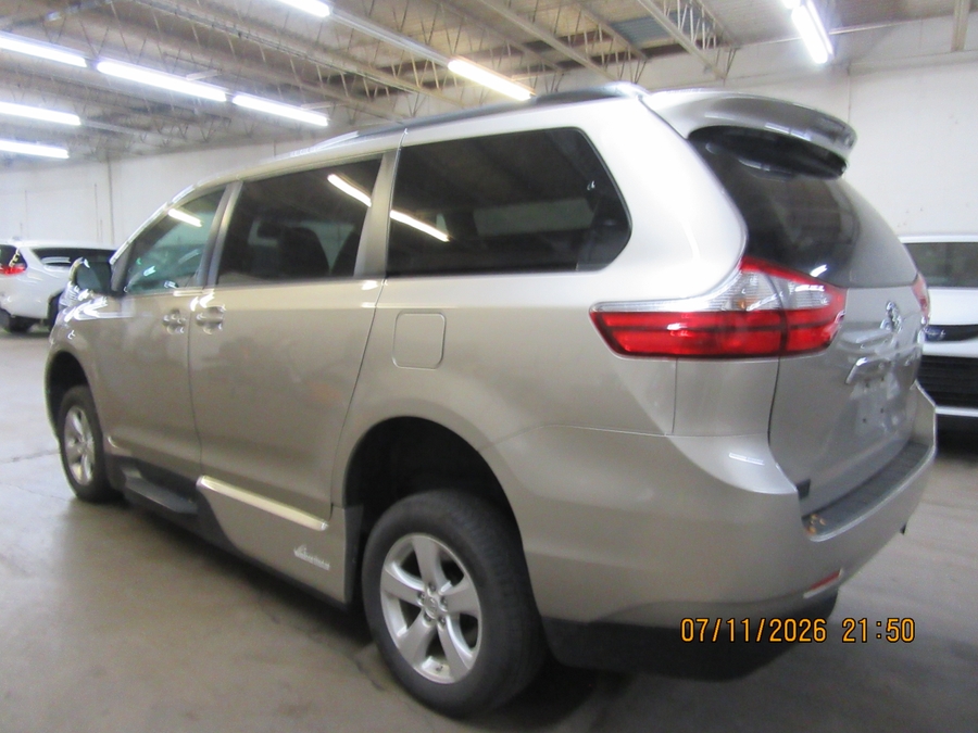 Brown Toyota Sienna image number 8