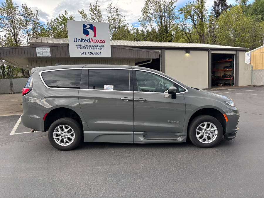 Used 2023 Chrysler Pacifica Touring L Safety - BraunAbility Side Entry Entry In Floor Automatic Ramp