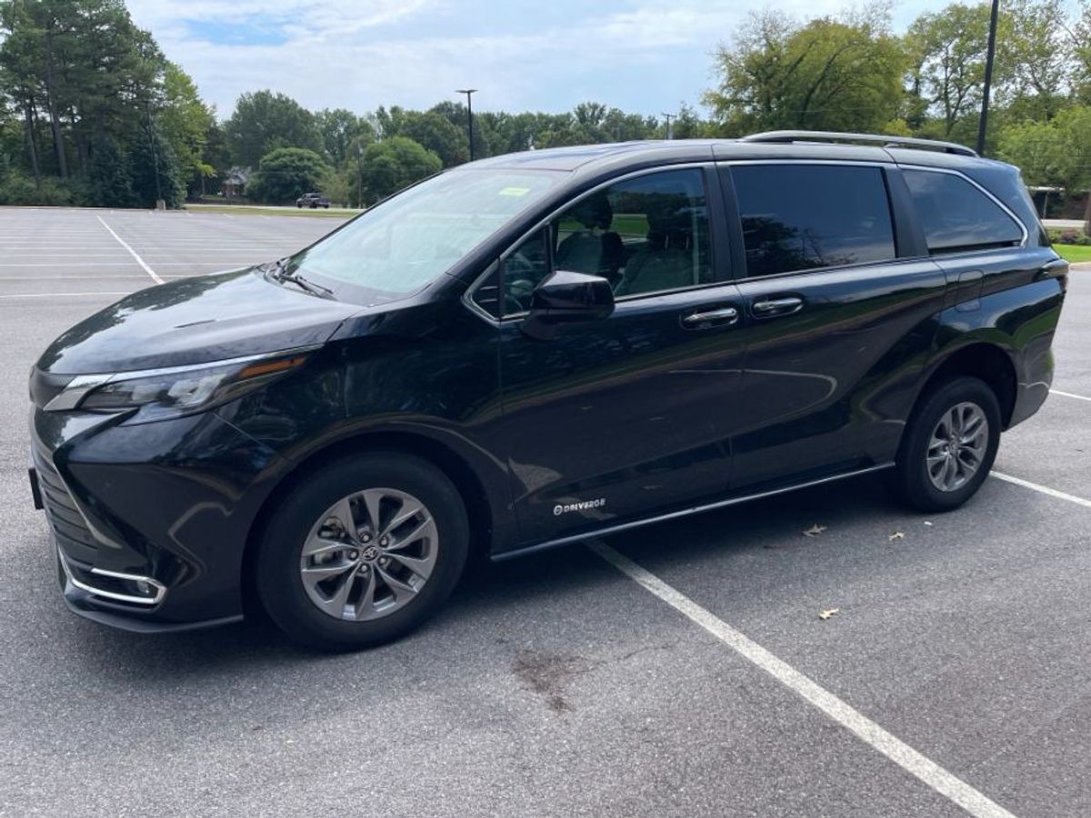 Black Toyota Sienna image number 4