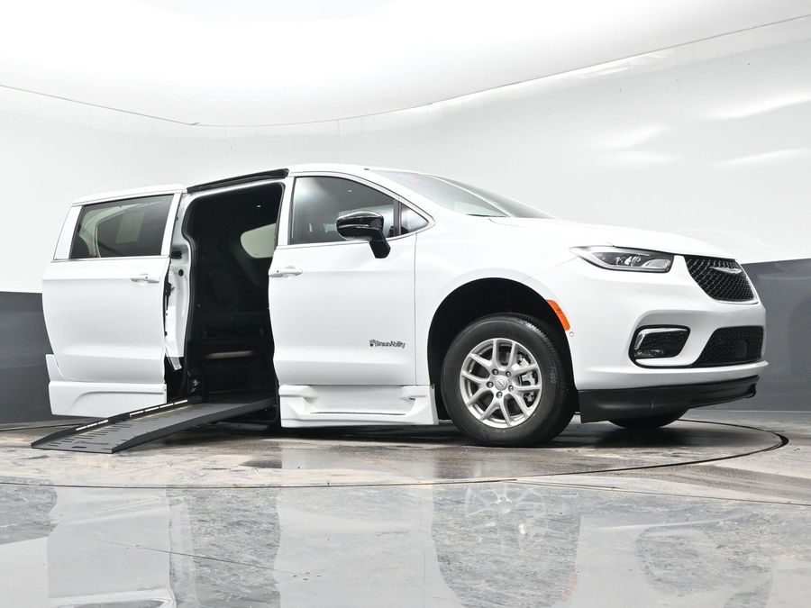 White Chrysler Pacifica image number 15