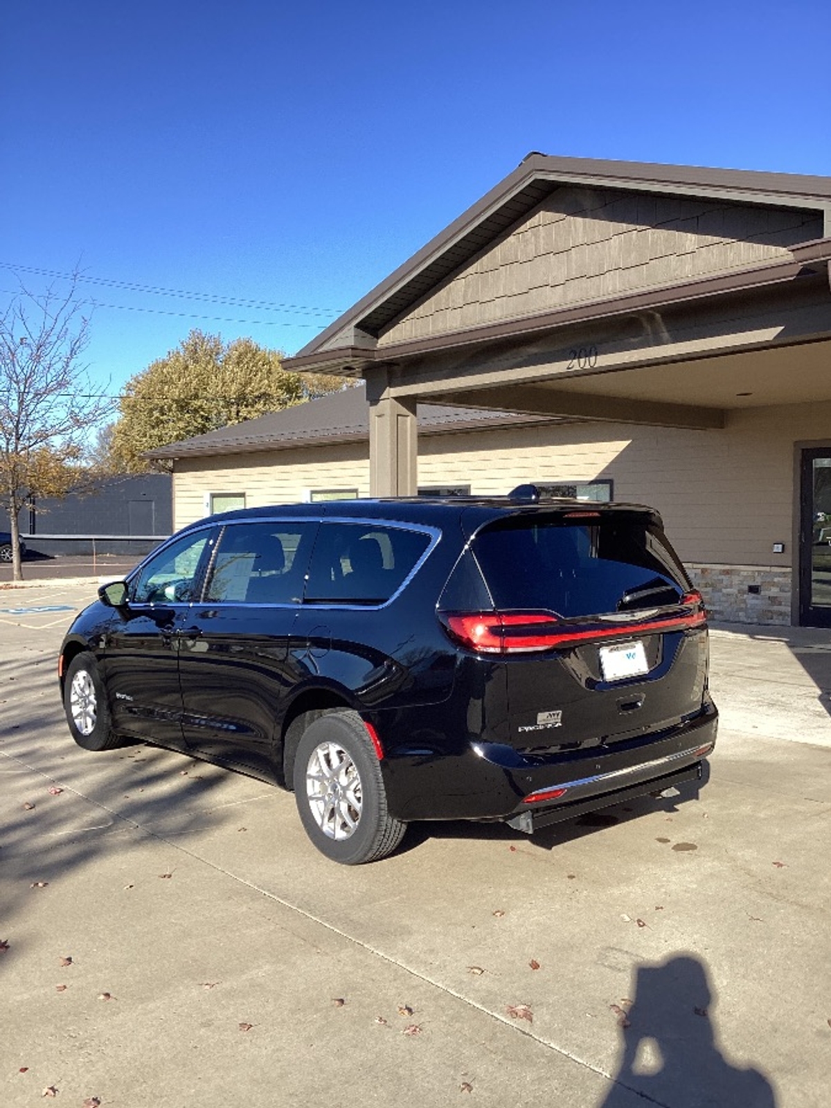 Black Chrysler Pacifica image number 6