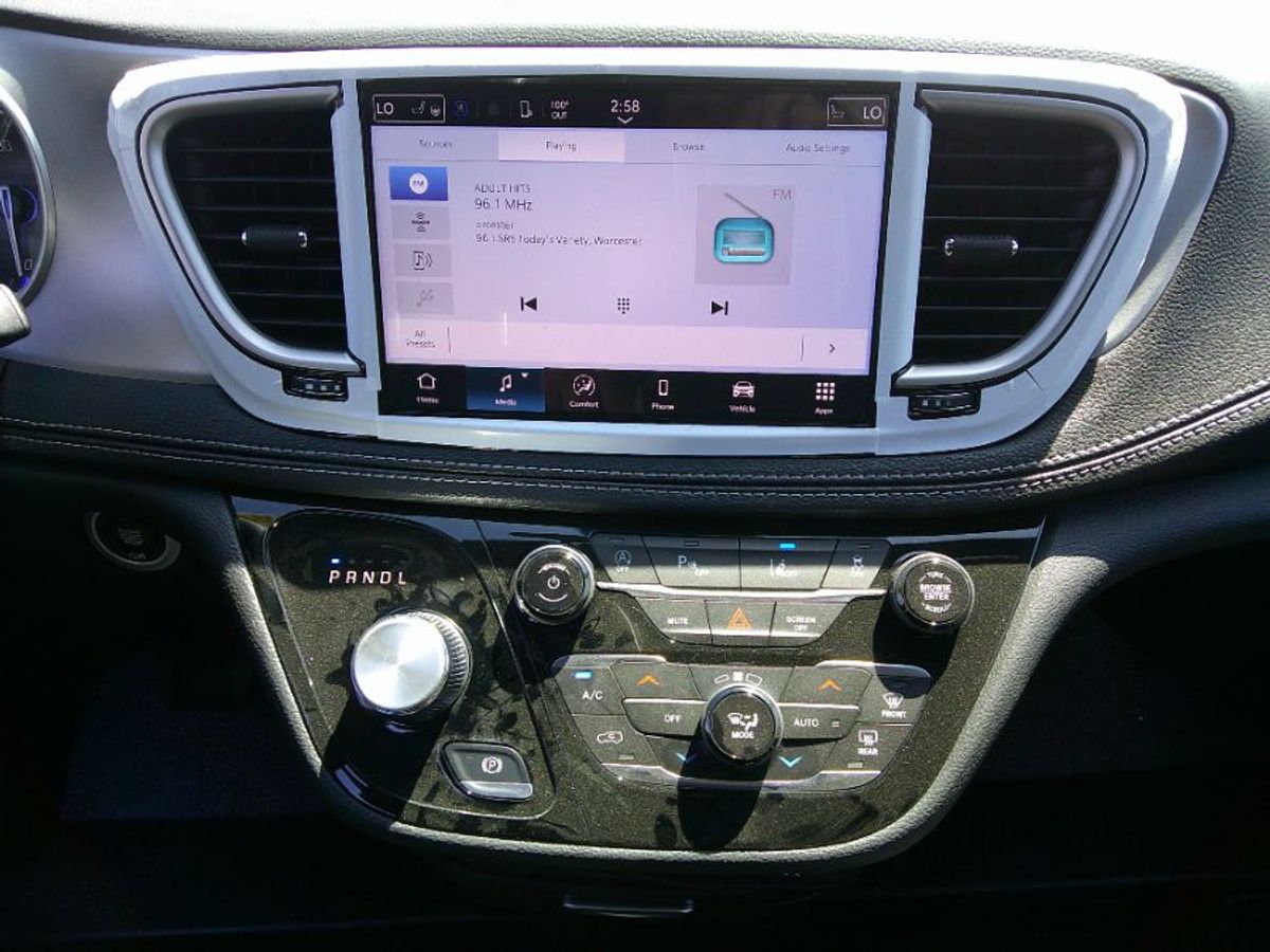 Chrysler Pacifica gris imagen numero 13