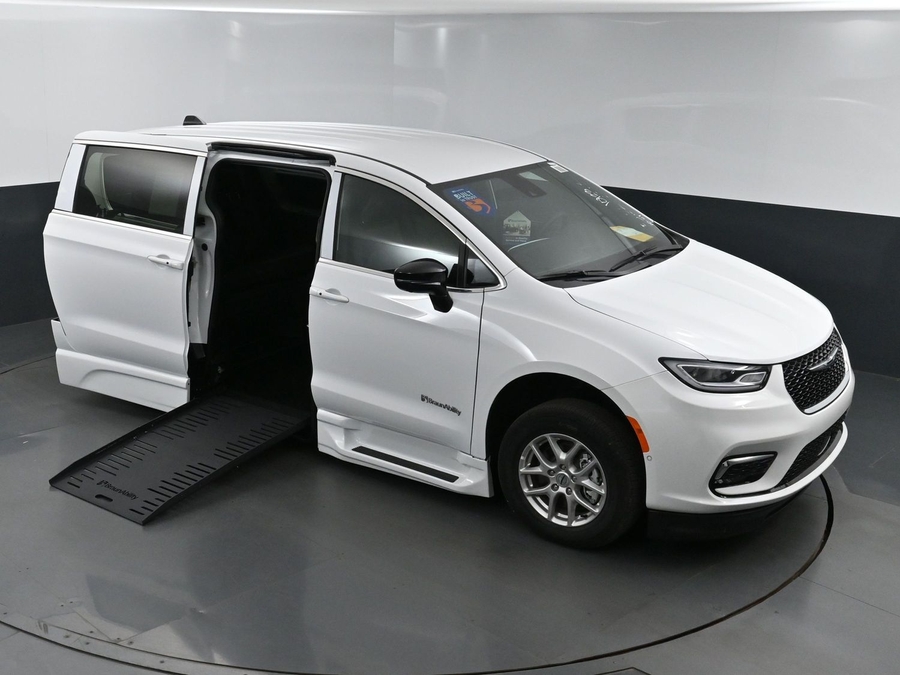 New 2025 Chrysler Pacifica Select Safety - BraunAbility Side Entry Entry Fold Out Automatic Ramp