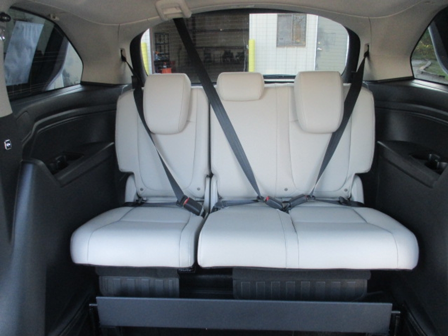 White Honda Odyssey image number 35