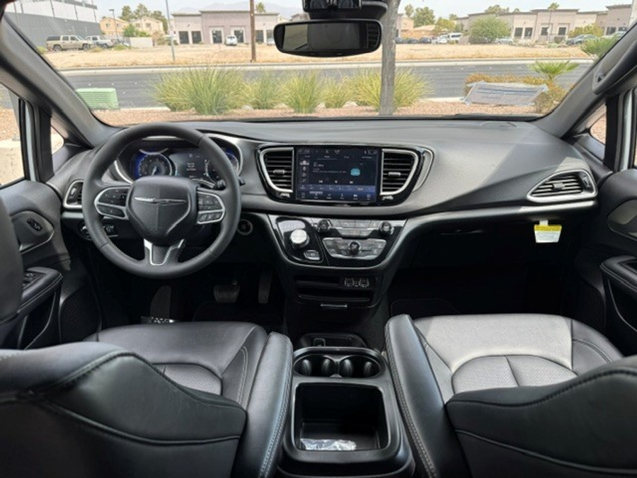 White Chrysler Pacifica image number 17