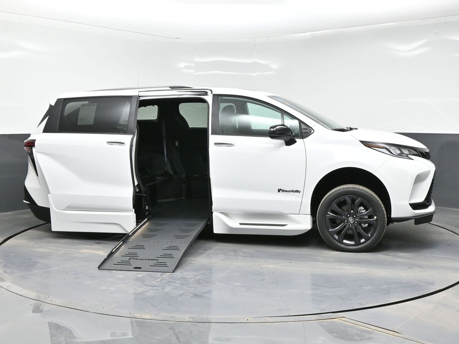 New 2026 Toyota Sienna Hybrid XSE Sport - BraunAbility Side Entry Fold Out Automatic Ramp
