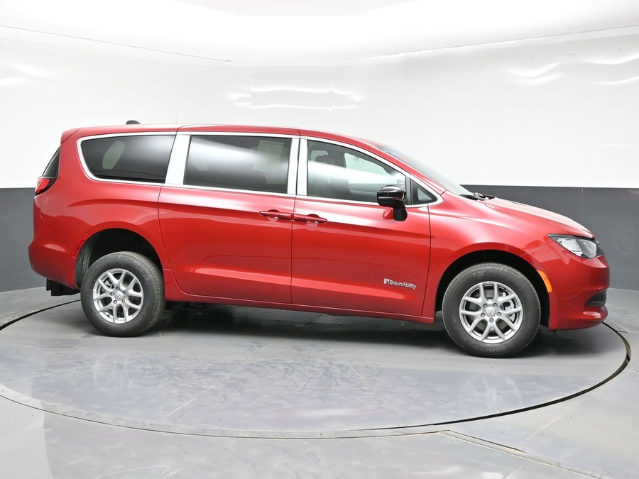 Red Chrysler Voyager image number 7