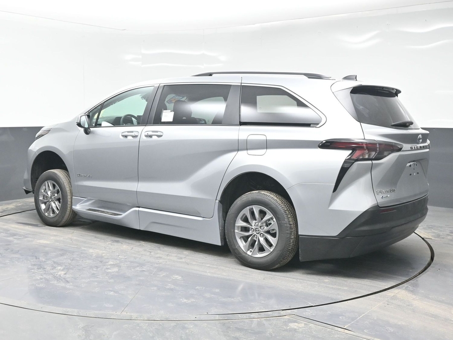 New 2025 Toyota Sienna Hybrid XLE Plus - BraunAbility Side Entry Entry In Floor Automatic Ramp