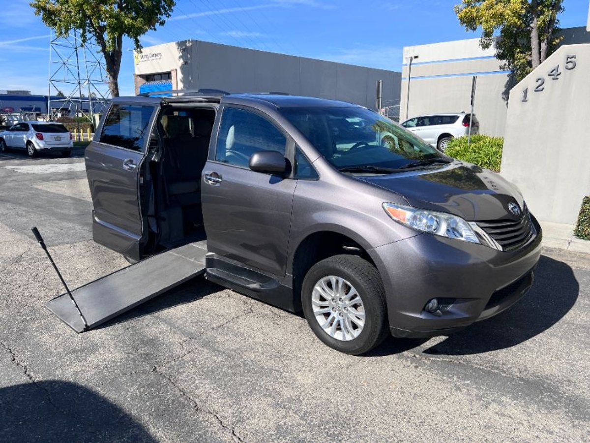 2015 TOYOTA SIENNA - Image 1