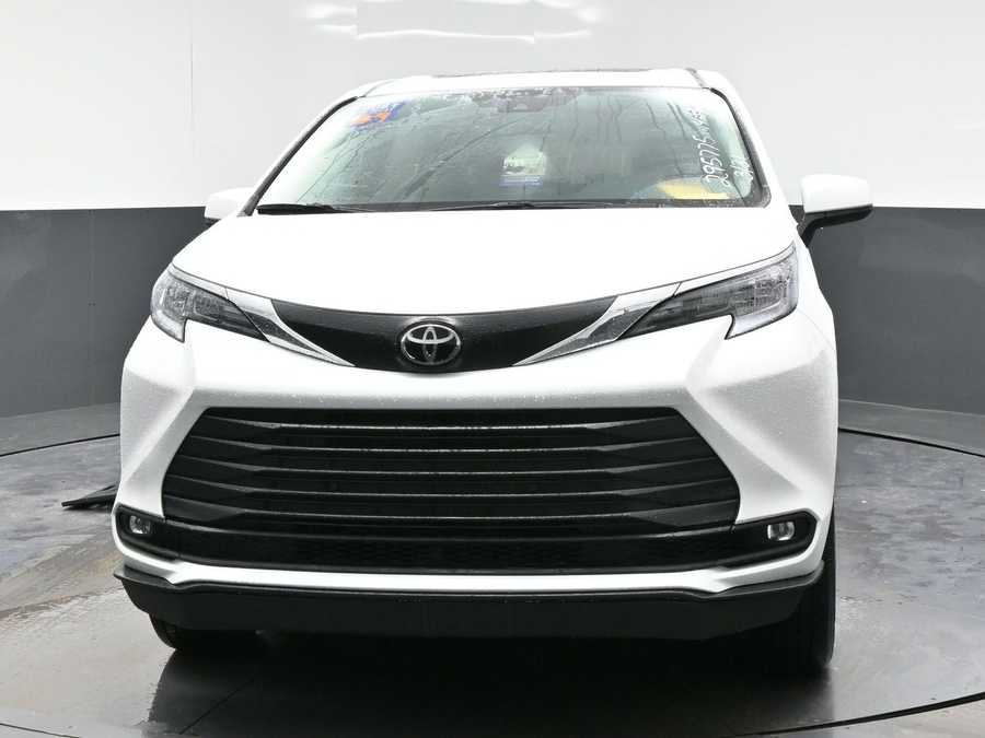 White Toyota Sienna image number 22