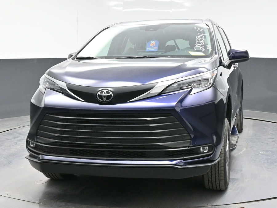 New 2026 Toyota Sienna Hybrid XLE Base - BraunAbility Side Entry Entry Fold Out Automatic Ramp