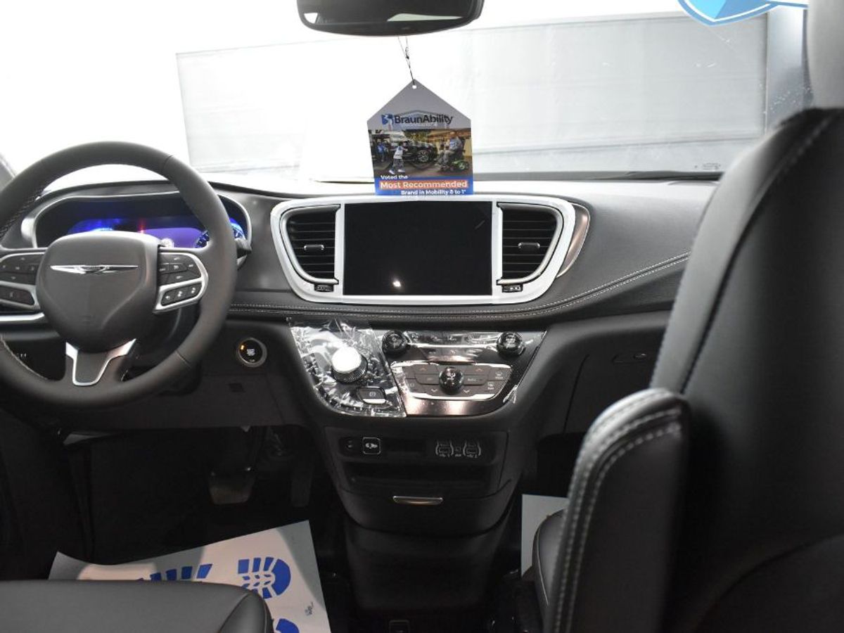 Grey Chrysler Pacifica image number 5