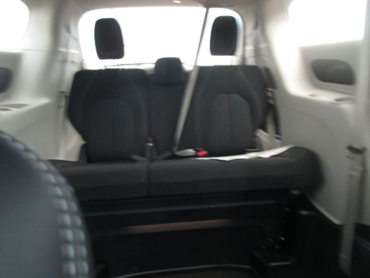 Silver Chrysler Voyager image number 4