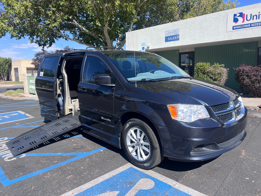 Used 2014 Dodge Grand Caravan SXT - BraunAbility Side Entry Fold Out Automatic Ramp