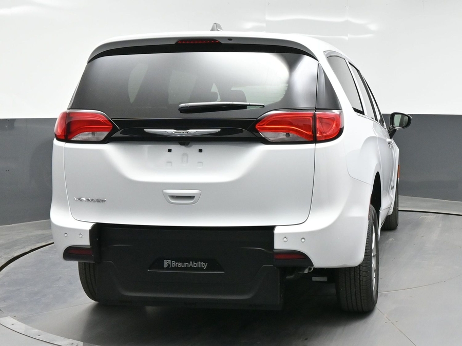 White Chrysler Voyager image number 3