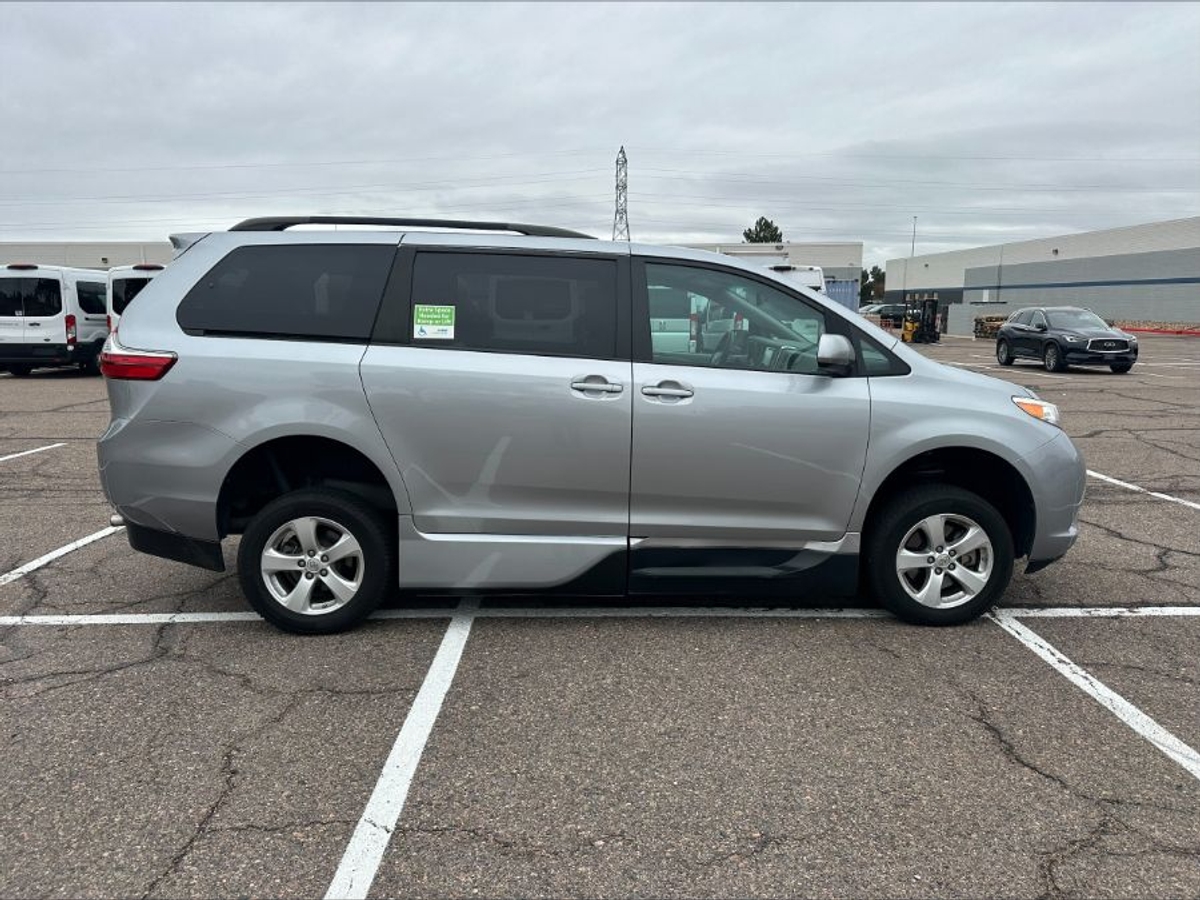 2017 TOYOTA SIENNA - Image 10