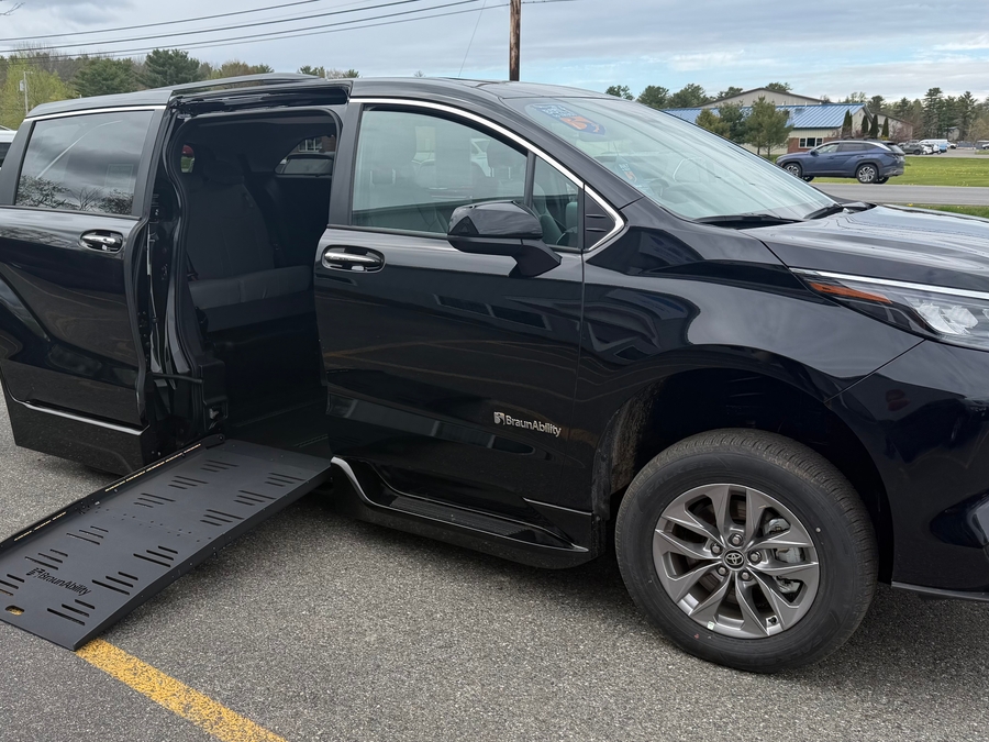 2026 Toyota Sienna XLE 7-Passenger Hybrid FWD's photo