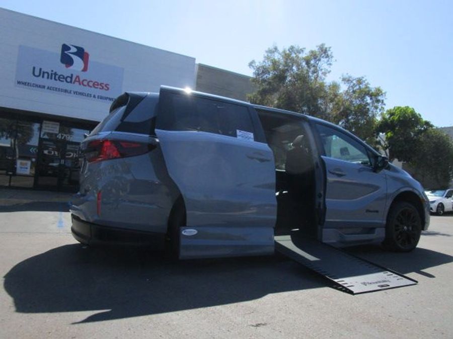 New 2025 Honda Odyssey Sport - BraunAbility Side Entry Entry In Floor Automatic Ramp
