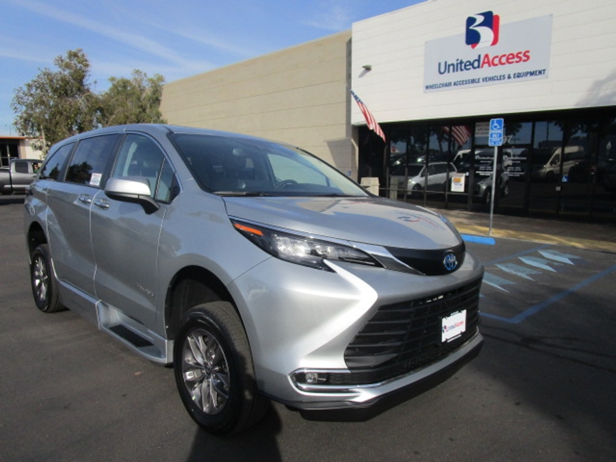 New 2025 Toyota Sienna Hybrid XLE Plus - BraunAbility Side Entry Entry Fold Out Automatic Ramp