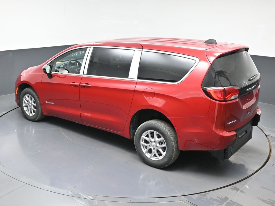 Red Chrysler Voyager image number 22