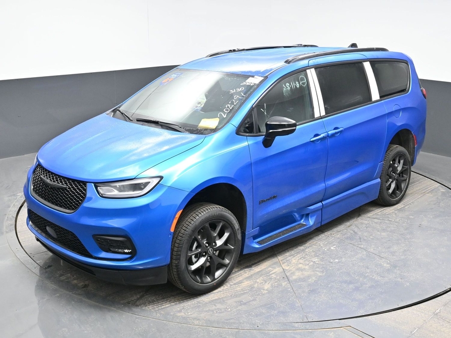 New 2027 Chrysler Pacifica Select Sport - BraunAbility Side Entry Fold Out Automatic Ramp