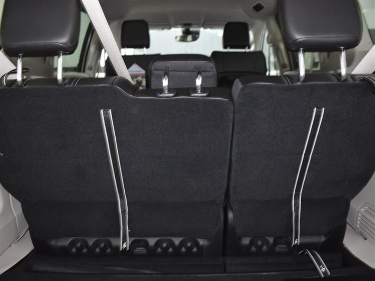 White Chrysler Pacifica image number 13