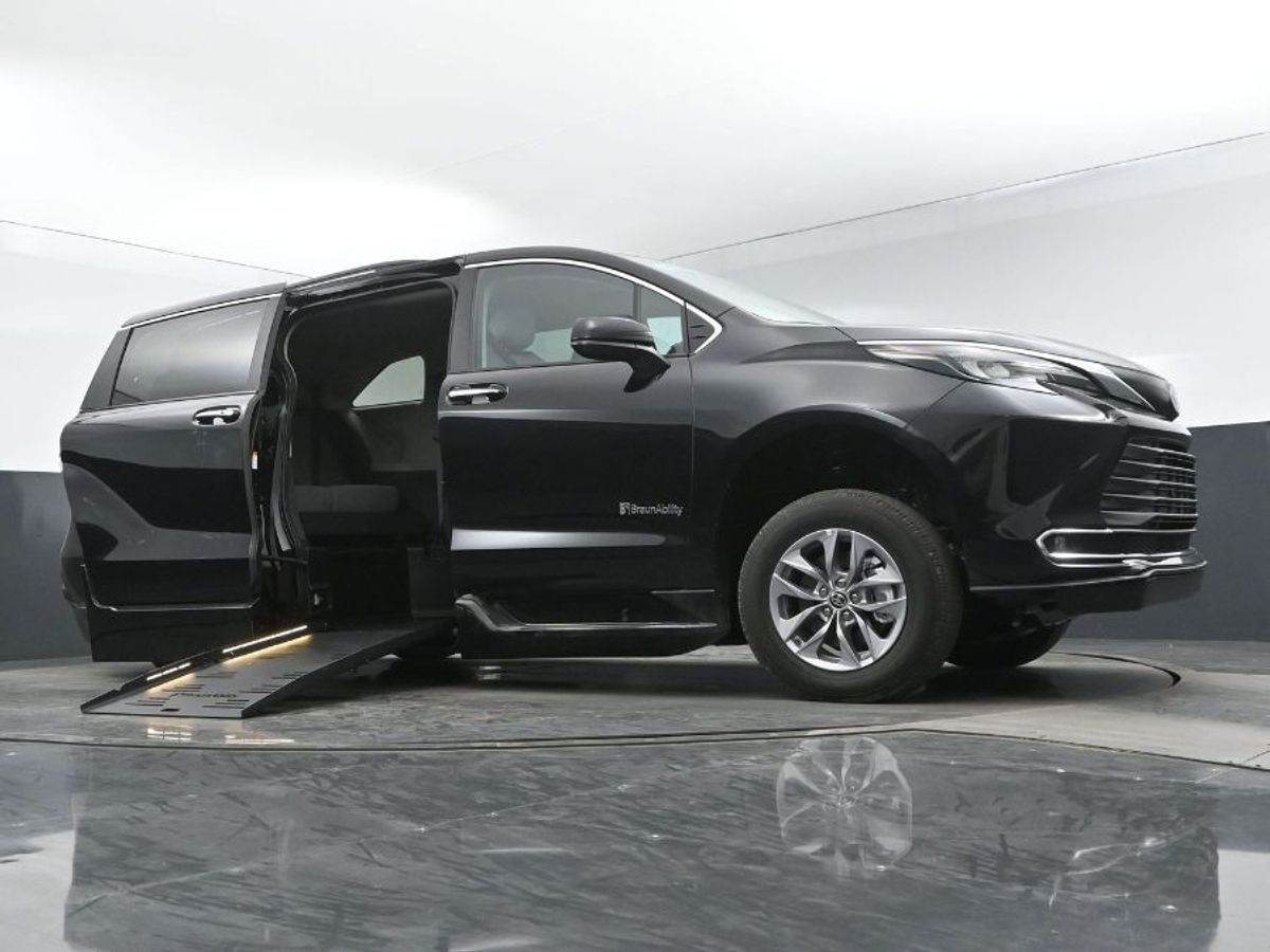 Imagen de la Toyota Sienna negra número 9