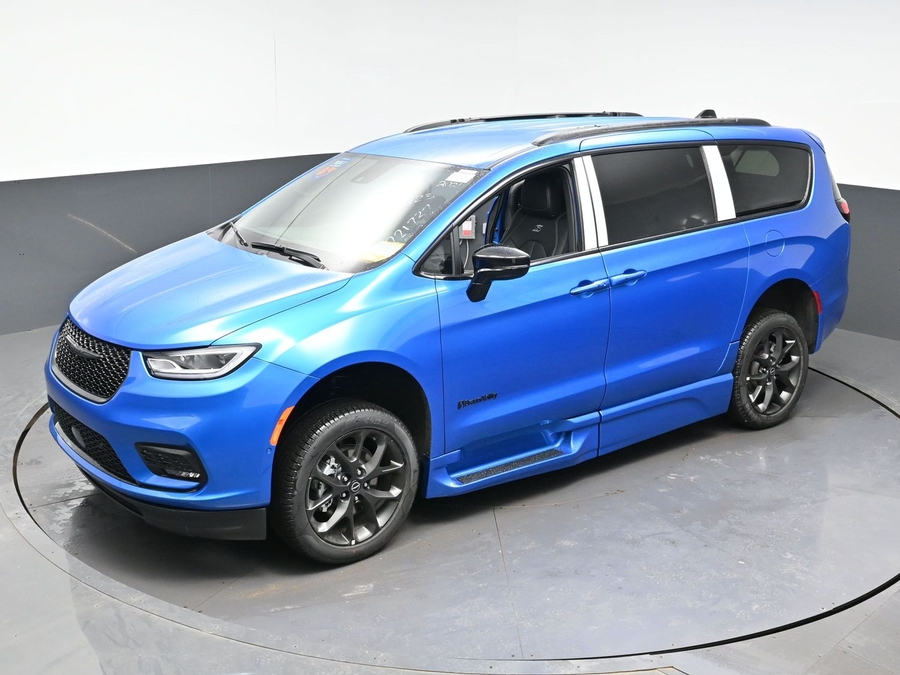 New 2026 Chrysler Pacifica Select Sport - BraunAbility Side Entry Entry In Floor Automatic Ramp