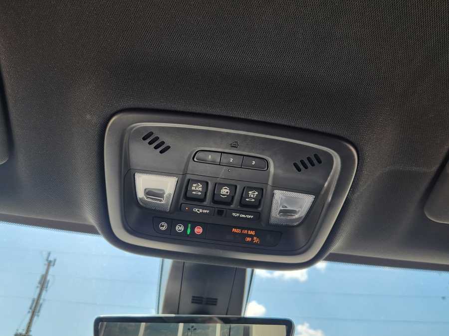 Blue Chevrolet Traverse image number 12