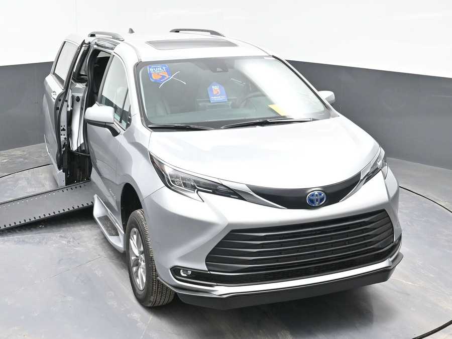New 2025 Toyota Sienna Hybrid XLE Plus - BraunAbility Side Entry Entry In Floor Automatic Ramp