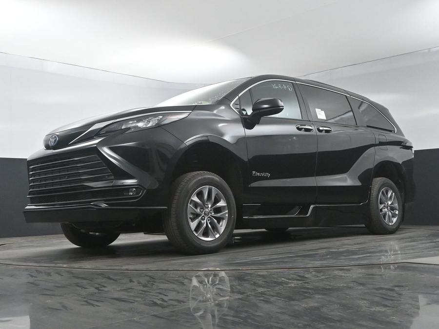 New 2025 Toyota Sienna Hybrid XLE Plus - BraunAbility Side Entry Entry Fold Out Automatic Ramp