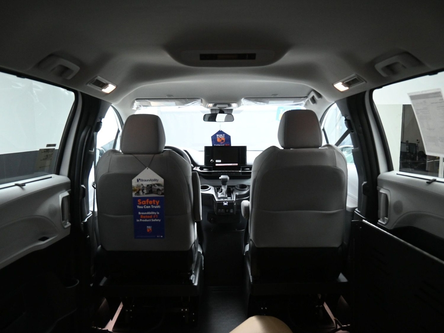 New 2025 Toyota Sienna Hybrid LE - BraunAbility Side Entry Entry Fold Out Automatic Ramp