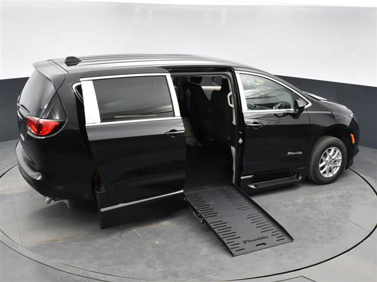 Black Chrysler Voyager image number 5