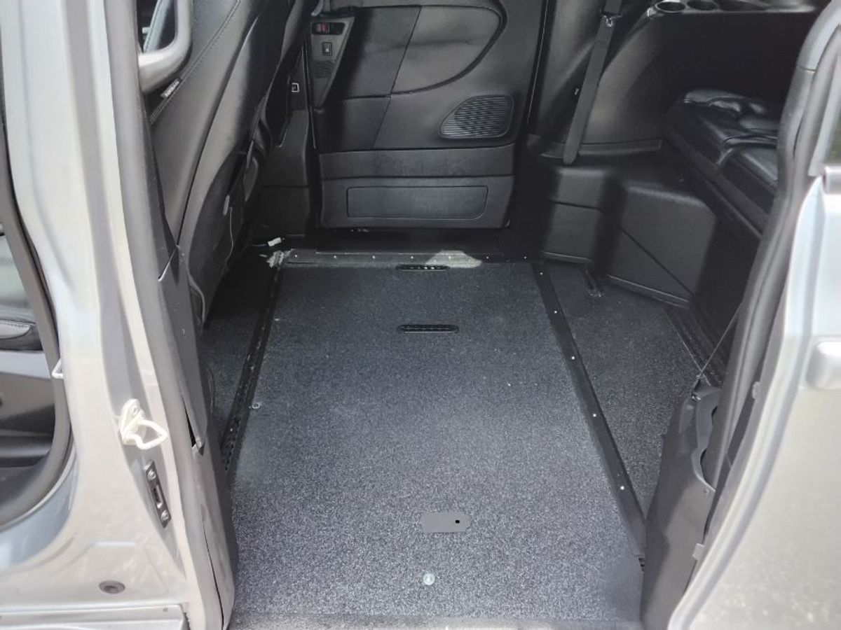 Silver Chrysler Pacifica image number 7