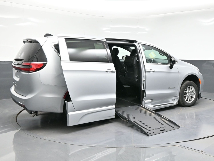 Silver Chrysler Pacifica image number 6