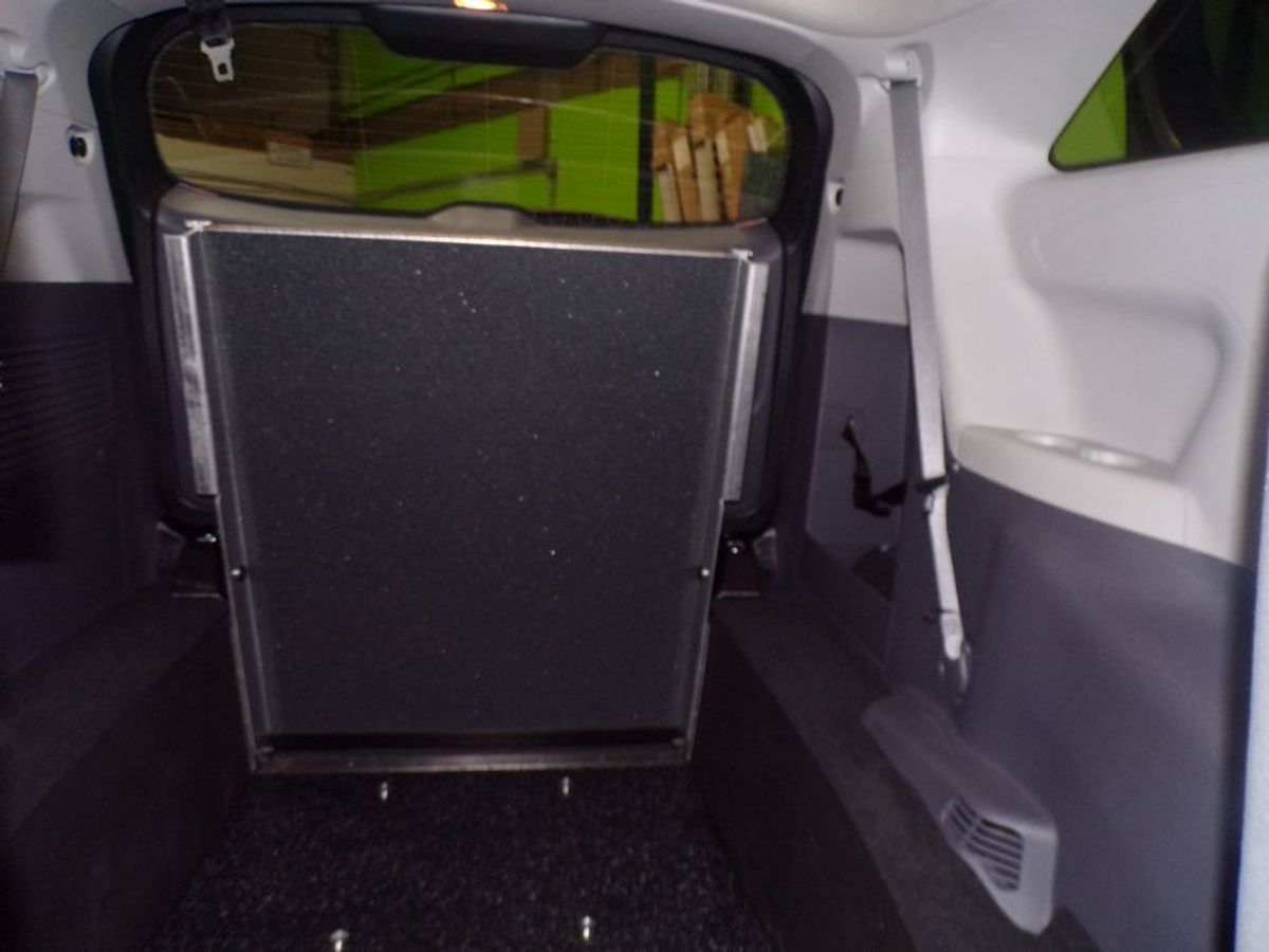 Silver Toyota Sienna image number 11