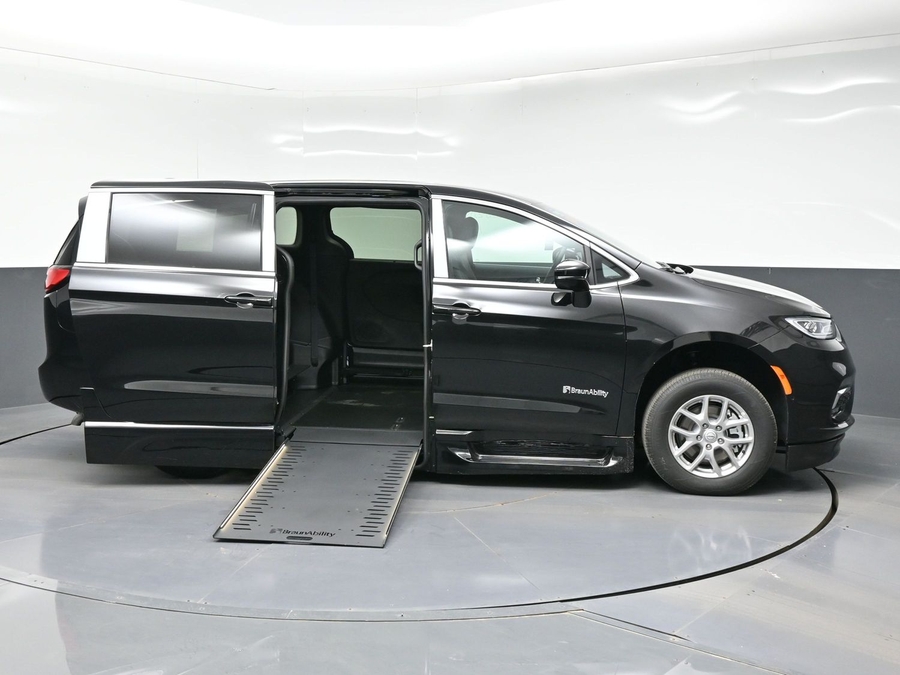 Black Chrysler Pacifica image number 7