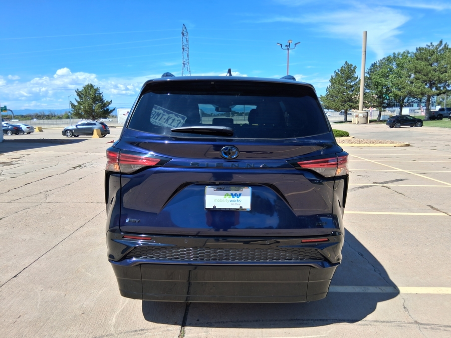 Blue Toyota Sienna image number 10