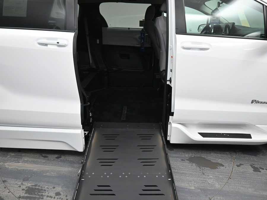 New 2025 Toyota Sienna Hybrid LE - BraunAbility Side Entry Entry Fold Out Automatic Ramp