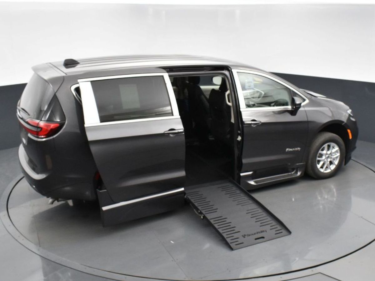 Grey Chrysler Pacifica image number 16